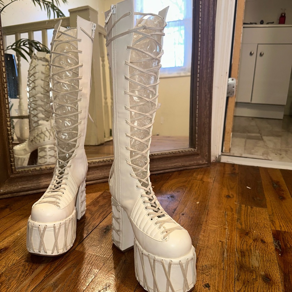 White Knee-High Platform Boots with Chunky Heel and Intricate Lacing
